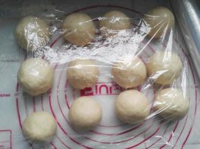 发酵好的面团排气，然后分成12等份，滚圆盖保鲜膜醒15分钟