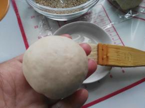 将醒后的面团再次滚圆