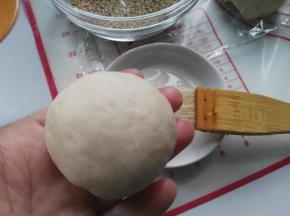 将醒后的面团再次滚圆
