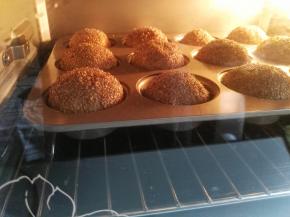 送入预热好的烤箱中下层，上下火180度，烤25~30分钟，上色后盖上锡纸，烤至表面金黄即可