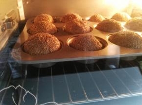 送入预热好的烤箱中下层，上下火180度，烤25~30分钟，上色后盖上锡纸，烤至表面金黄即可