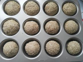 将粘了芝麻的面团依次放入学厨十二连马芬模