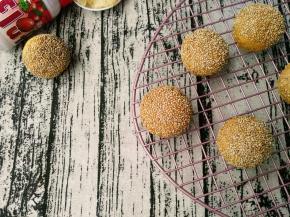 出炉后立刻倒出，烤架上晾凉至手温用密封袋保存