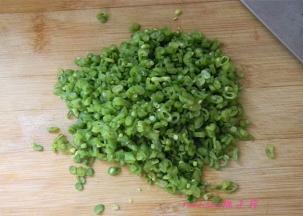 将凉透的豇豆切碎末备用；