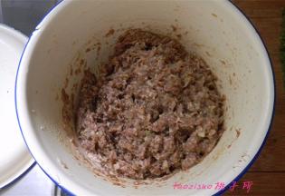 猪肉馅里放入料酒、生抽、花椒粉、姜末、大葱末、食盐、鸡粉、食用油拌匀，腌制40分钟（腌制时间久一些更入味）；
