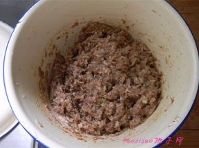 猪肉馅里放入料酒、生抽、花椒粉、姜末、大葱末、食盐、鸡粉、食用油拌匀，腌制40分钟（腌制时间久一些更入味）；