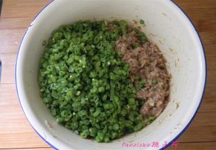 将切好的豇豆碎放入拌好的肉馅里拌匀备用；