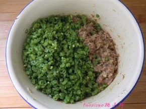 将切好的豇豆碎放入拌好的肉馅里拌匀备用；