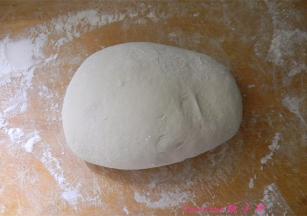 将室温下发酵好的面团揉光滑后，松弛20分钟；