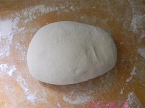 将室温下发酵好的面团揉光滑后，松弛20分钟；