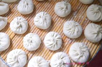 包好的包子二次醒发30分钟（在冬季要醒发40~60分钟）；