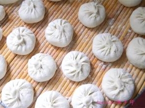 包好的包子二次醒发30分钟（在冬季要醒发40~60分钟）；