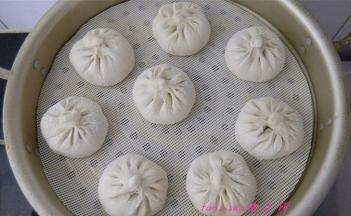蒸锅内放入水，水热后放入包子；