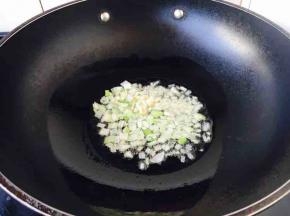 起锅锅热，放入适量的油，放入蒜末葱花爆香。