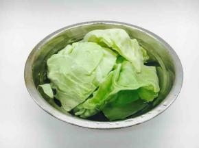 圆白菜放在淡碱水里浸泡15分钟，然后清洗干净。