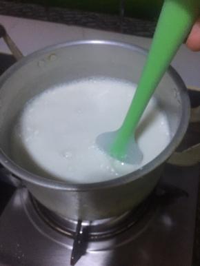 小火加热将糖融化，温度不要太高，加入菌粉拌匀