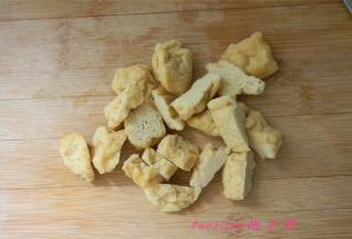 油豆腐改刀切小块；