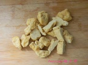 油豆腐改刀切小块；