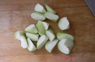将丝瓜切滚刀块；