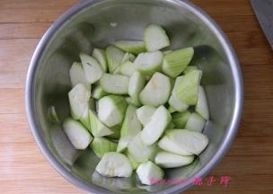 将切好的丝瓜放入料理盆里，撒上1克食盐，腌制15分钟；
