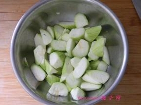 将切好的丝瓜放入料理盆里，撒上1克食盐，腌制15分钟；