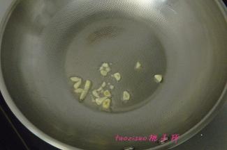 炒锅内倒入食用油，放入蒜瓣炒香；