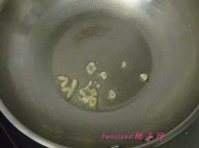 炒锅内倒入食用油，放入蒜瓣炒香；