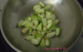 再放入丝瓜煸炒；
