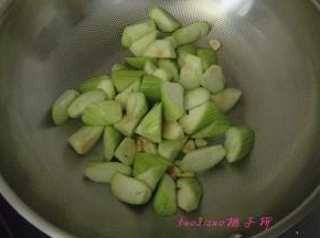 再放入丝瓜煸炒；