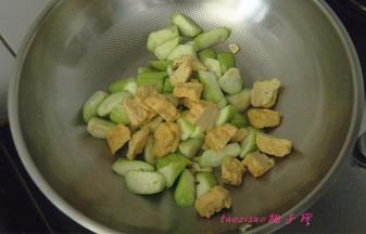 再放入切好的油豆腐翻炒；