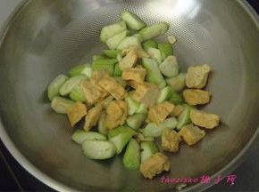 再放入切好的油豆腐翻炒；