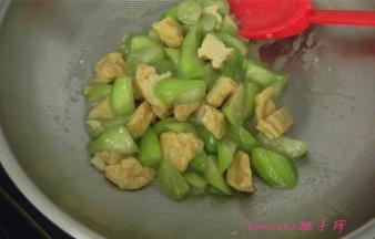 淋上水淀粉，放入食盐、鸡粉调味即可。