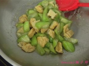 淋上水淀粉，放入食盐、鸡粉调味即可。