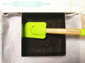 倒入慕斯圈中，用刮刀压实压平。