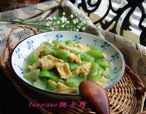 丝瓜和油豆腐搭配，很清爽。