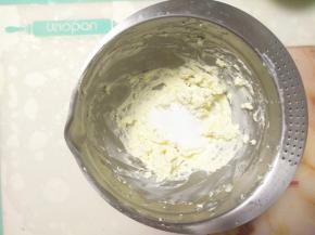 软化的奶油奶酪中加入30克细砂糖。