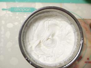 400克奶油中加入40克细砂糖打至六分发。