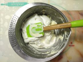 打发好的淡奶油加入软化的奶油奶酪中。