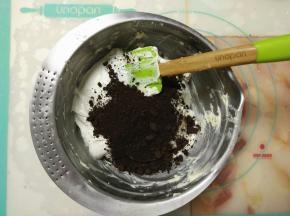 再加入剩余的40克奥利奥饼干碎。