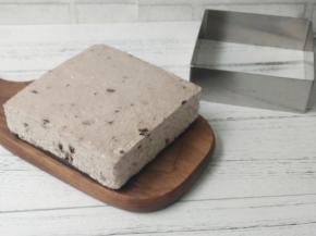 取出冷藏好已经定型的蛋糕，用热毛巾敷一下慕斯圈四周即可脱模。