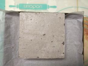 倒进慕斯圈中，用刮刀辅助压实后，抹平表面，放冰箱冷藏4小时以上。