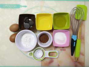 准备好制作蛋糕体的原料。