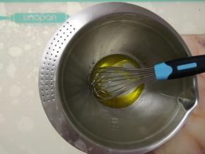 盆中加入油、水和10克糖，隔水加热至糖融化。