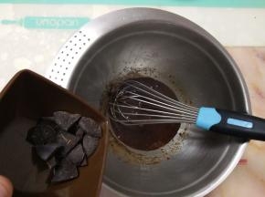 趁热加入黑巧克力碎搅匀。