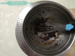 筛入低筋面粉拌匀。