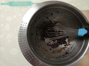 筛入低筋面粉拌匀。