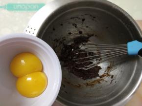 加入蛋黄拌匀。