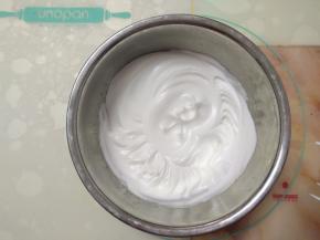 蛋清中加入剩余的细砂糖，用电动打蛋器打发至湿性偏干状态。