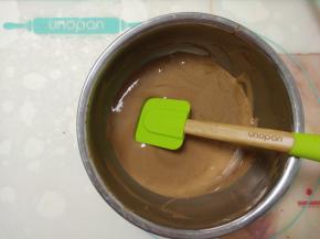 再倒入剩余的蛋清中拌匀，成光滑的面糊。