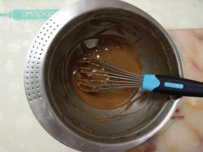 取三分之一蛋清到可可面糊中拌匀。